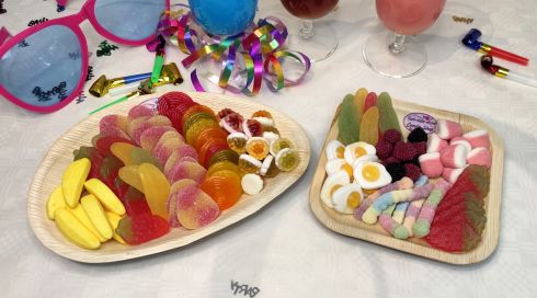 Partyplatten mit Süßigkeiten für ihre Party oder Geburtstagsfeier